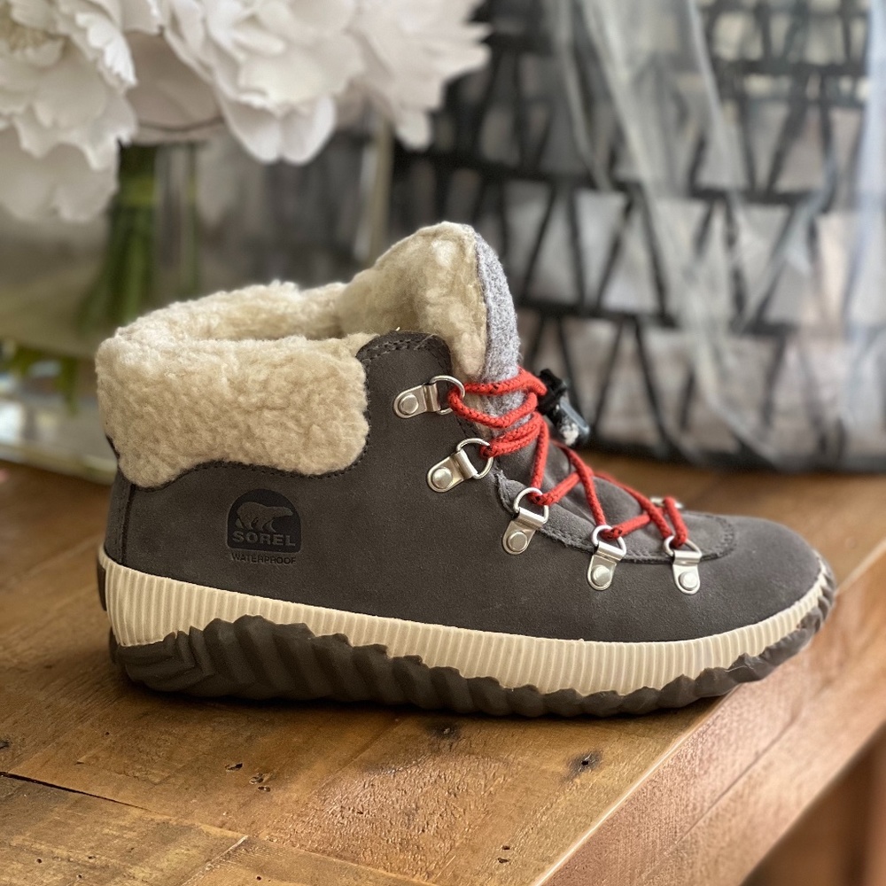 Sorel  Out N About Conquest Girls Boots Size 4 Waterproof
